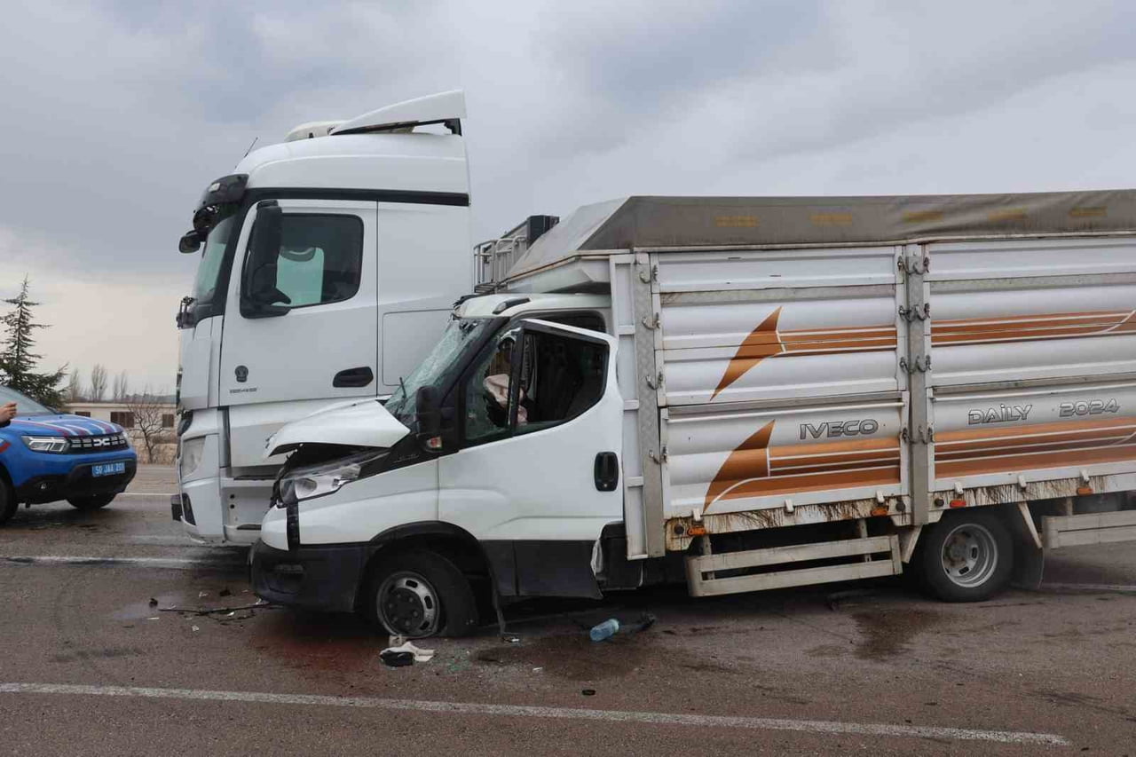 NEVŞEHİR’DE TIR İLE KAMYONETİN ÇARPIŞTIĞI KAZADA 2 KİŞİ YARALANDI.