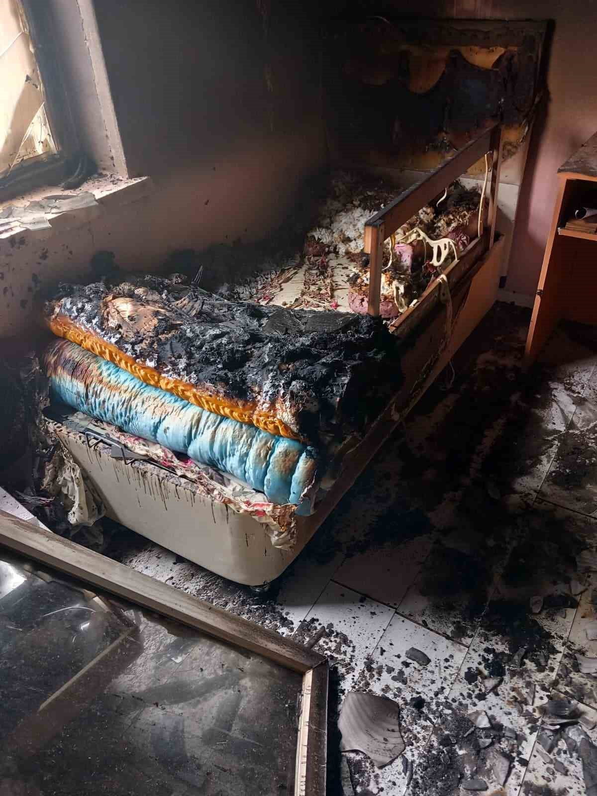 NEVŞEHİR’DE YILDIRIM DÜŞMESİ SONUCU ÇIKAN YANGINDA BİR EV KULLANILAMAZ HALE GELİRKEN, DUMANDAN...