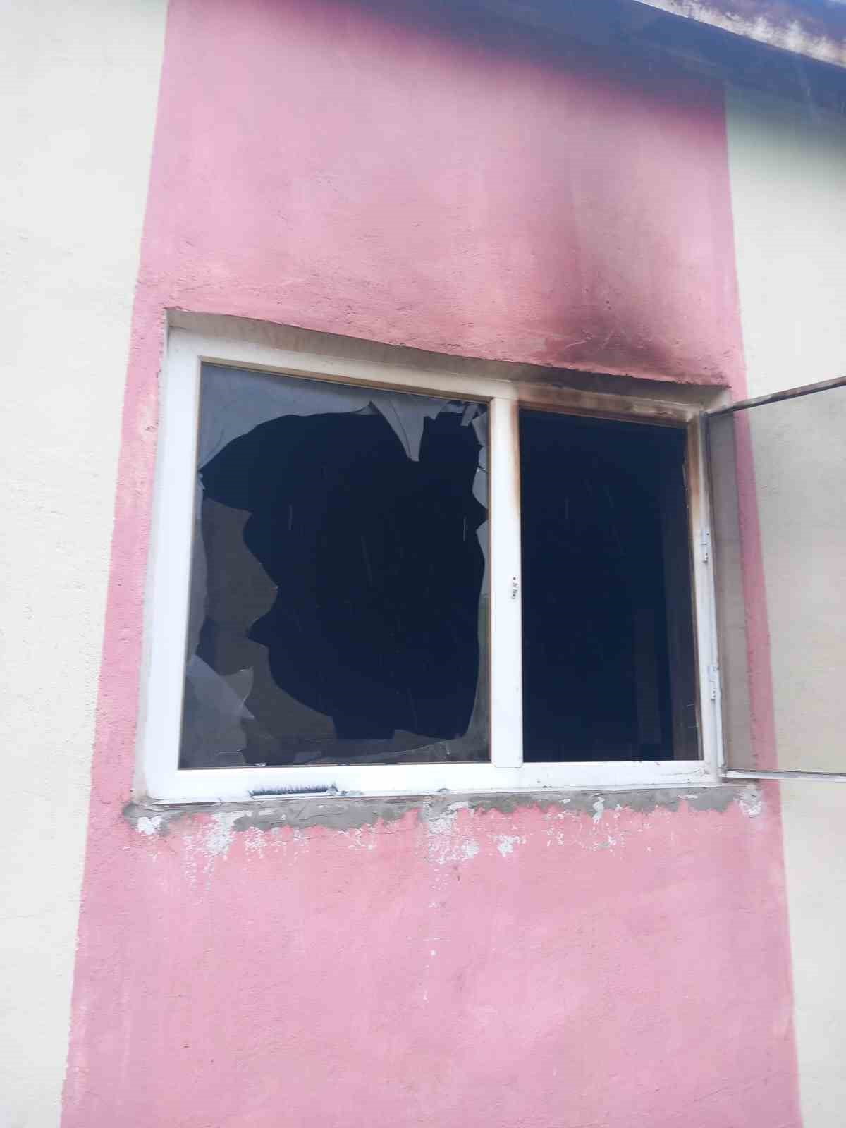 NEVŞEHİR’DE YILDIRIM DÜŞMESİ SONUCU ÇIKAN YANGINDA BİR EV KULLANILAMAZ HALE GELİRKEN, DUMANDAN...