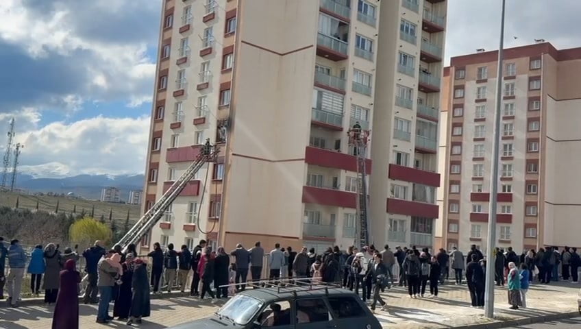 NİĞDE'DE 10 KATLI APARTMANIN 5. KATINDA ÇIKAN YANGIN, İTFAİYE EKİPLERİNCE SÖNDÜRÜLDÜ.