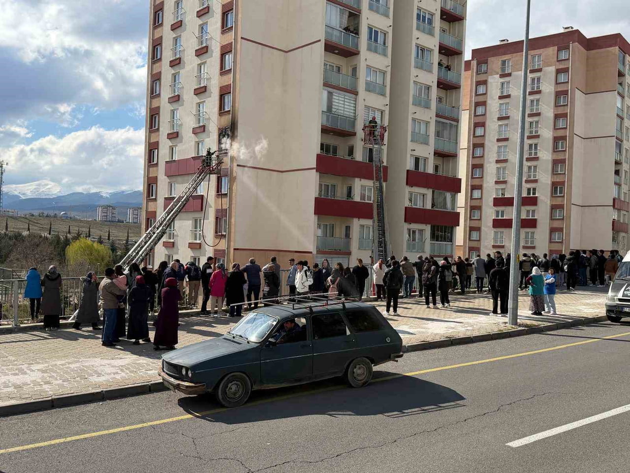 NİĞDE'DE 10 KATLI APARTMANIN 5. KATINDA ÇIKAN YANGIN, İTFAİYE EKİPLERİNCE SÖNDÜRÜLDÜ.