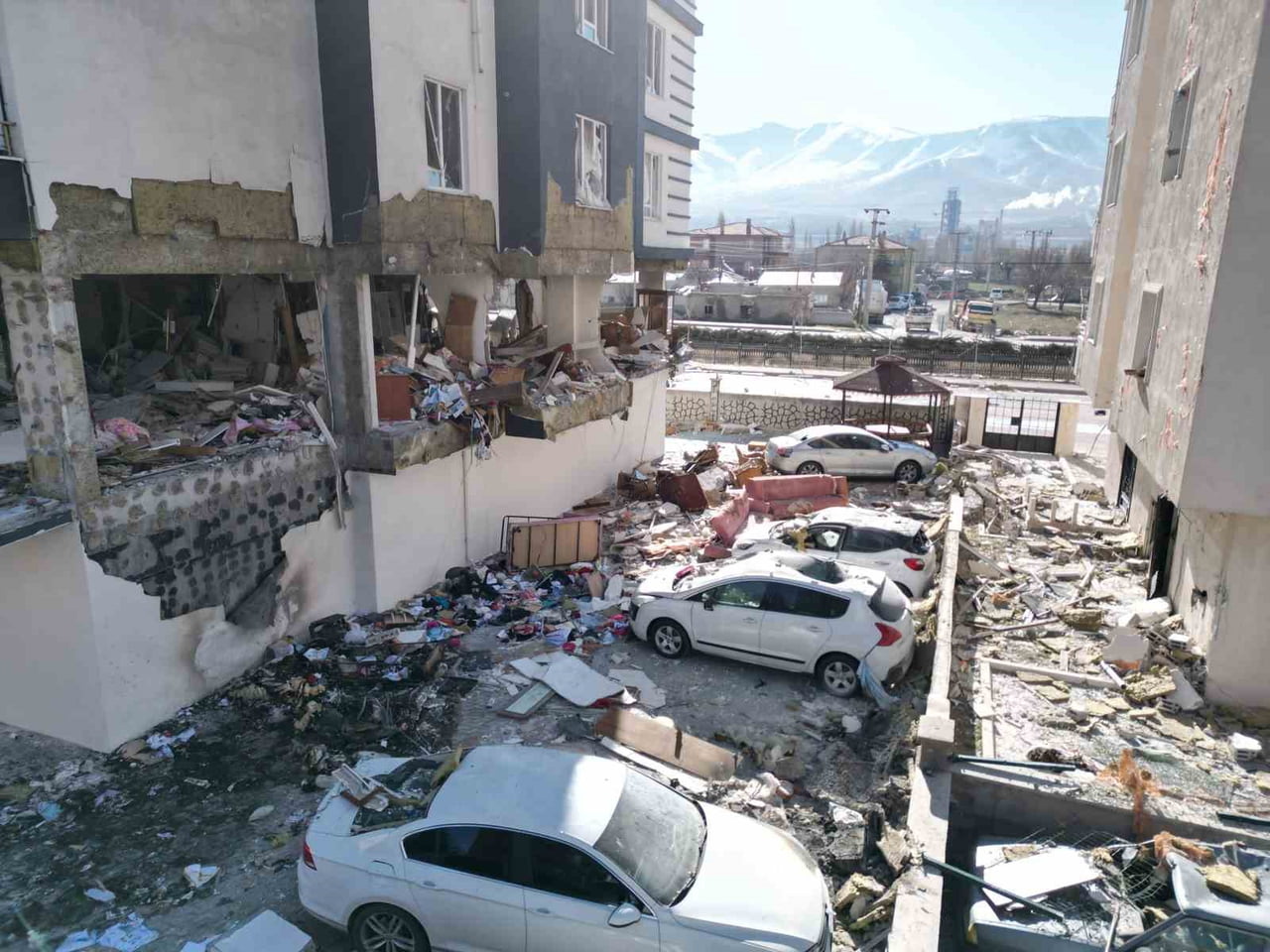 NİĞDE'DE BİR BİNADA MEYDANA GELEN DOĞALGAZ PATLAMASININ ÜZERİNDEN YAKLAŞIK BİR AY GEÇMESİNE RAĞMEN...