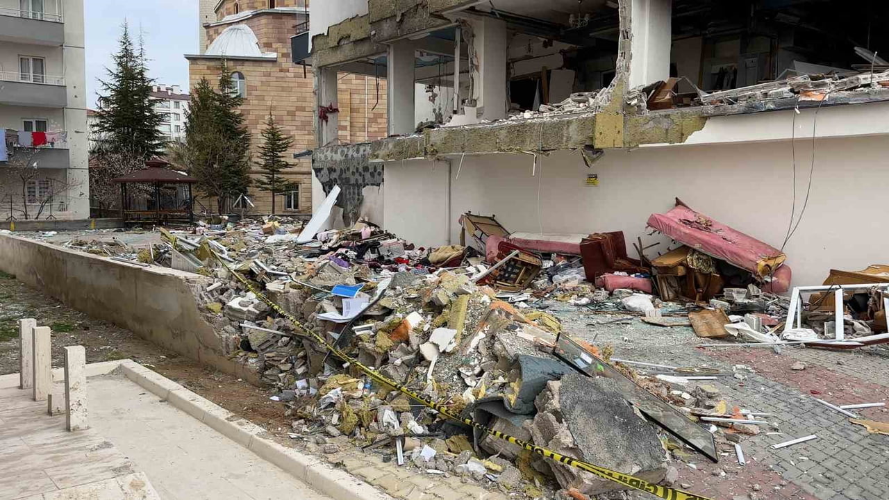 NİĞDE'DE BİR BİNADA MEYDANA GELEN DOĞALGAZ PATLAMASININ ÜZERİNDEN YAKLAŞIK BİR AY GEÇMESİNE RAĞMEN...