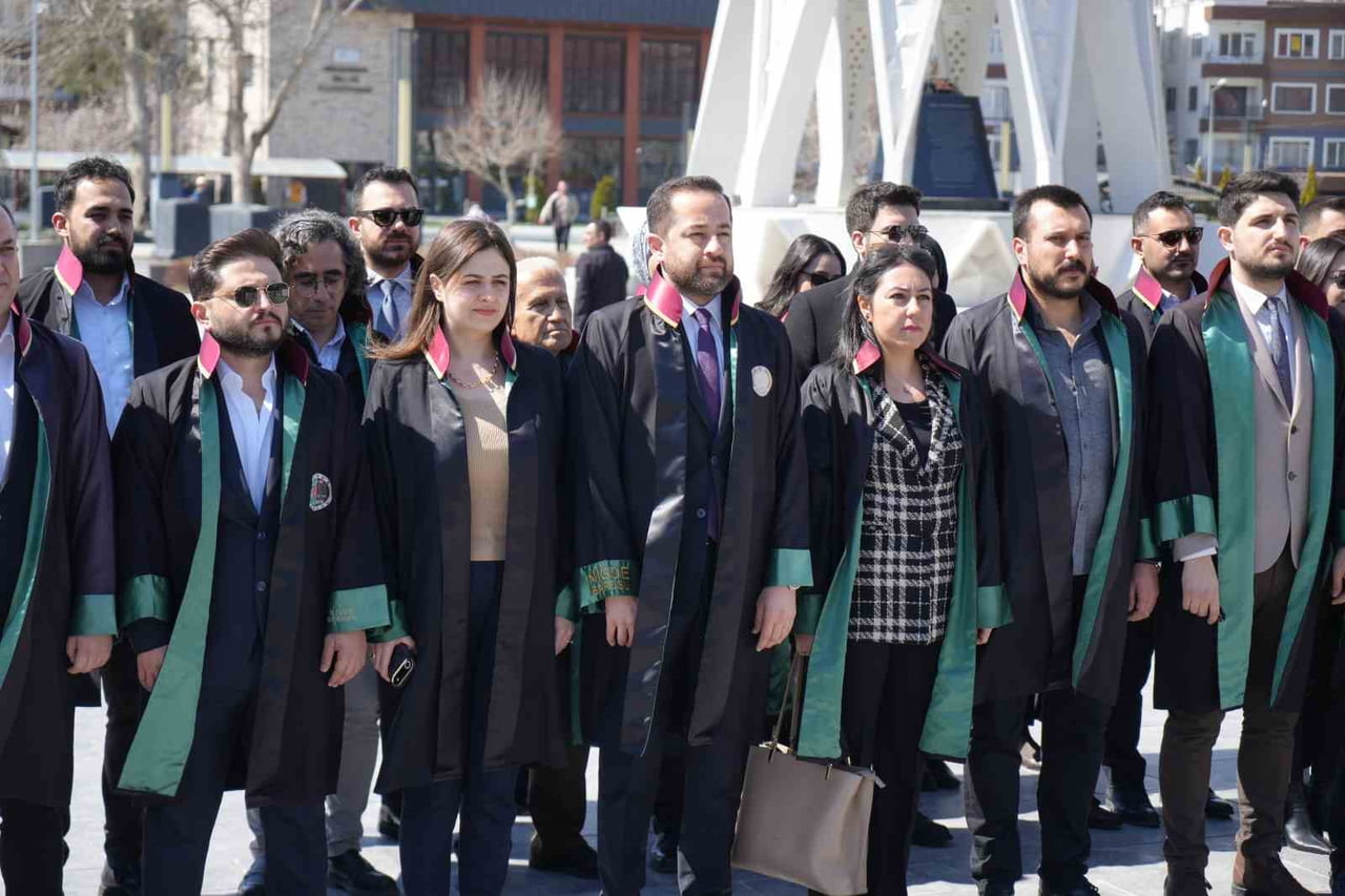 NİĞDE’DE 5 NİSAN AVUKATLAR GÜNÜ DOLAYISIYLA CUMHURİYET MEYDANI’NDA TÖREN DÜZENLENDİ.