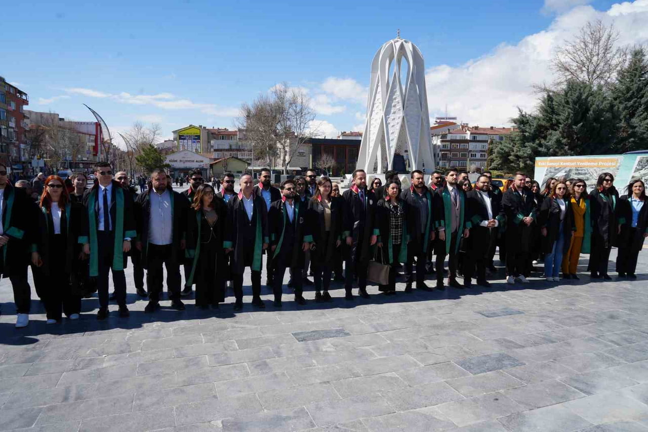 NİĞDE’DE 5 NİSAN AVUKATLAR GÜNÜ DOLAYISIYLA CUMHURİYET MEYDANI’NDA TÖREN DÜZENLENDİ.