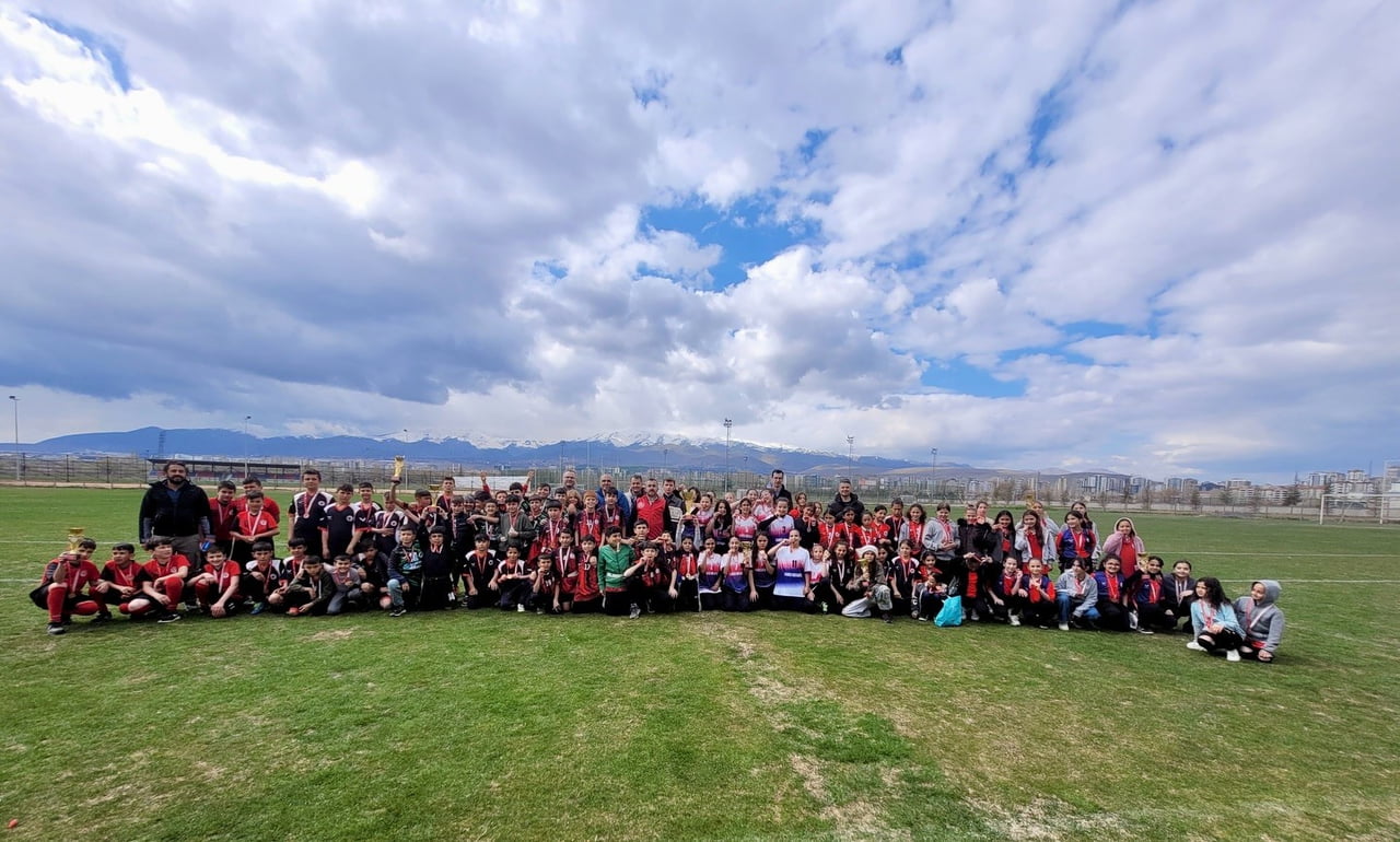 NİĞDE’DE BUCAKÇAYIR TESİSLERİ, KÜÇÜKLER KIZ-ERKEK RAGBİ MAHALLİ MÜSABAKALARINA EV SAHİPLİĞİ...