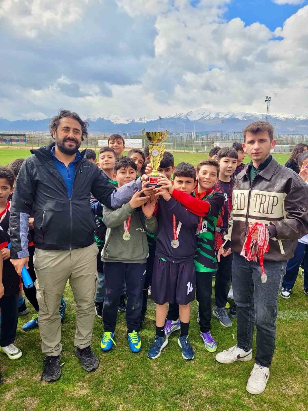 NİĞDE’DE BUCAKÇAYIR TESİSLERİ, KÜÇÜKLER KIZ-ERKEK RAGBİ MAHALLİ MÜSABAKALARINA EV SAHİPLİĞİ...