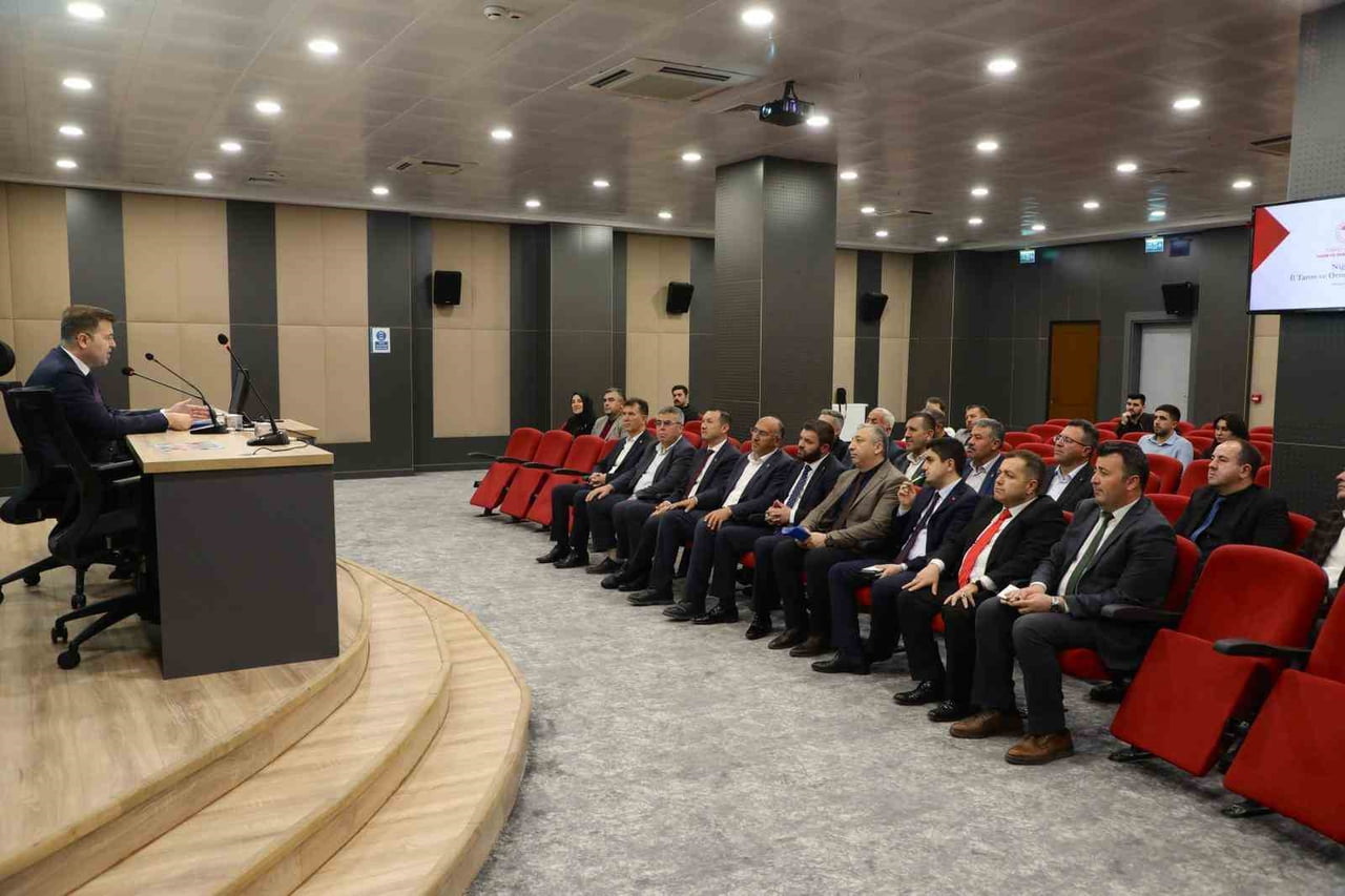 NİĞDE VALİLİĞİ BÜNYESİNDE BULUNAN HÜDAVENT HATUN TOPLANTI SALONU’NDA, SANAYİLİK PATATES ÜRETİMİNE...