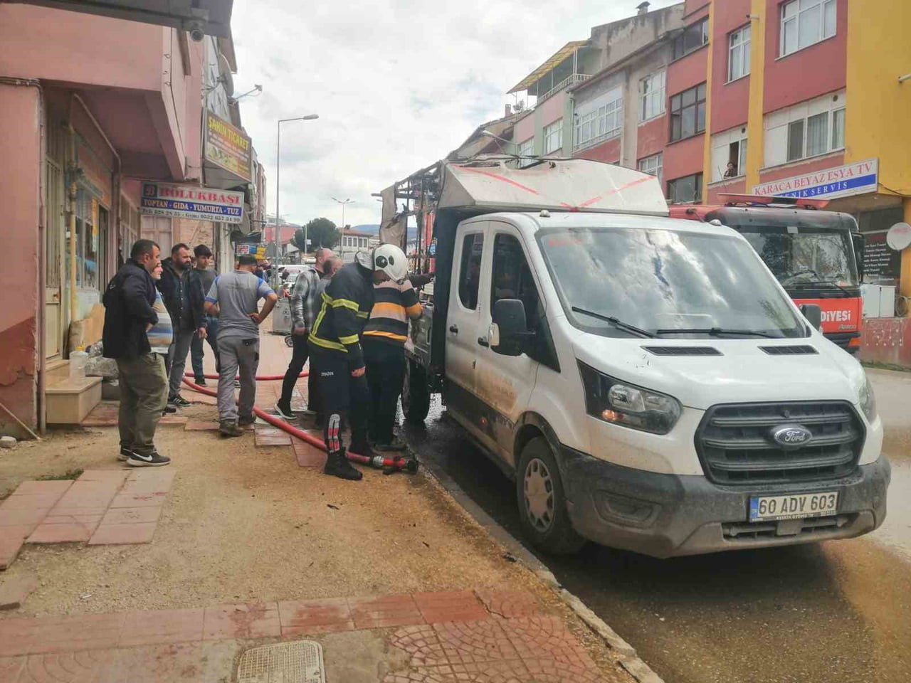 NİKSAR İLÇESİNDE BİR KAMYONETTE ÇIKAN YANGIN PANİĞE NEDEN OLDU.