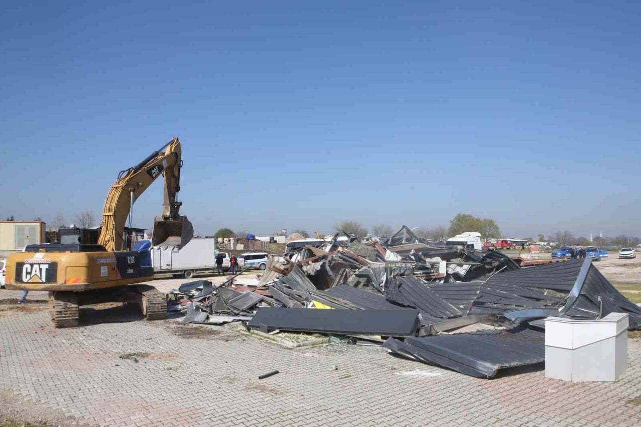 NİLÜFER BELEDİYESİ YIKIM EKİPLERİ, İMARA AYKIRI YAPILARLA MÜCADELE KAPSAMINDA DEMİRCİ VE...