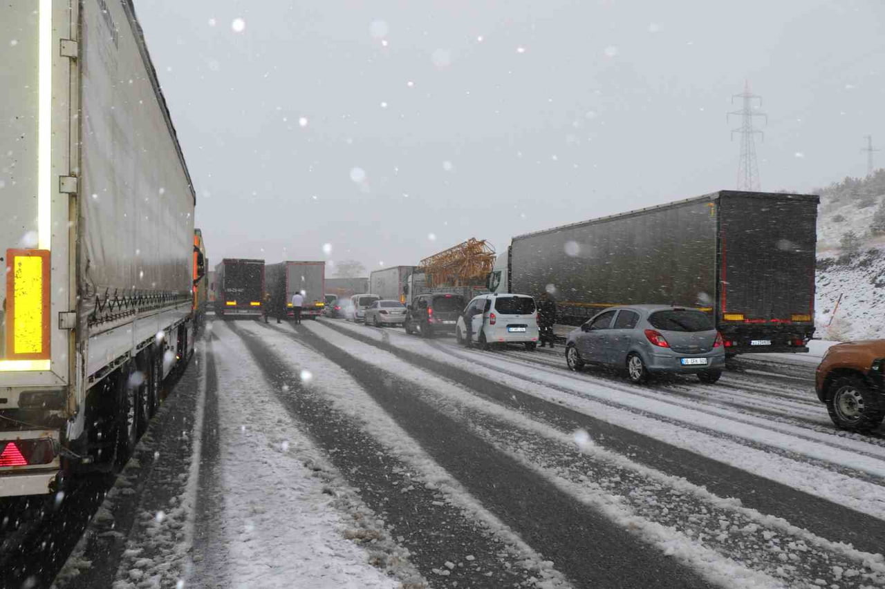 NİSAN AYINDA KIŞ GERİ GELDİ: ERZİNCAN-SİVAS KARA YOLU KAR NEDENİYLE ULAŞIMA KAPANDI