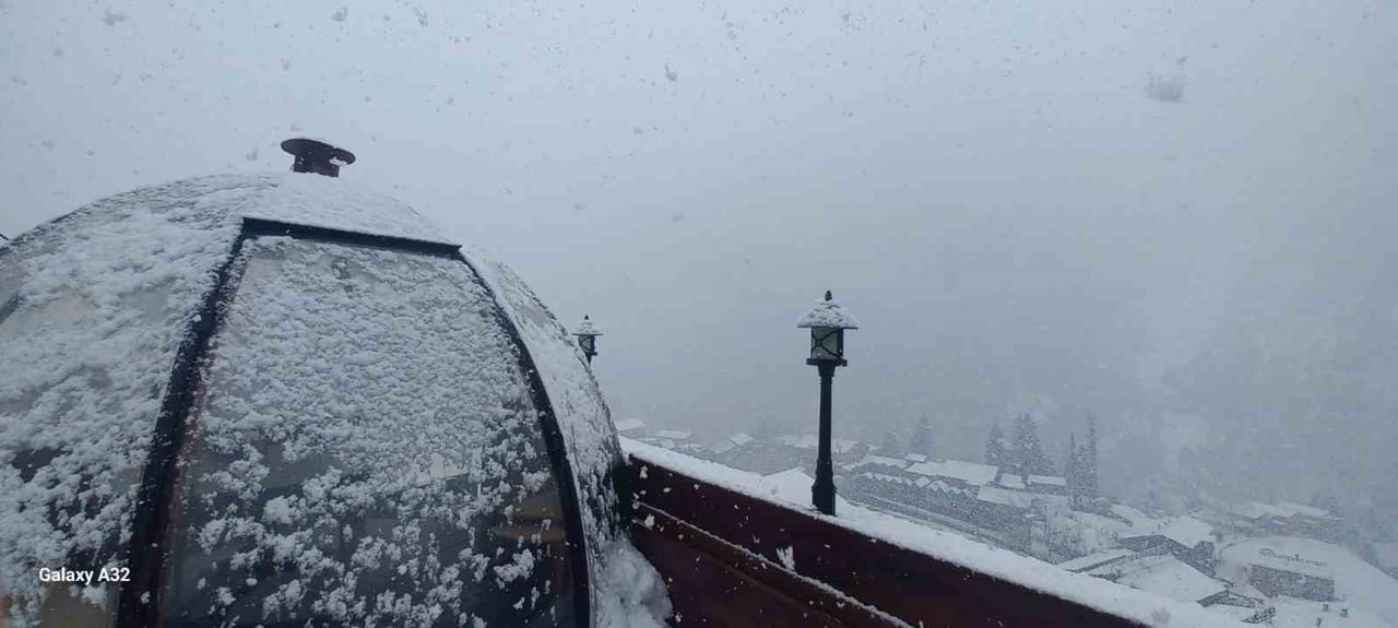 NİSAN AYINDA YAĞAN KARLA BİRLİKTE BEYAZA BÜRÜNEN AYDER YAYLASI’NDA ORTAYA ÇIKAN KARLI MANZARALAR...