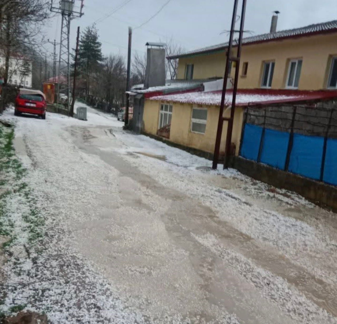 NİSAN AYININ İLK GÜNLERİNDE BARTIN'DA KIŞ GERİ DÖNDÜ. ULUS İLÇE MERKEZİNDE ÇAKAN ŞİMŞEKLER GECEYİ...