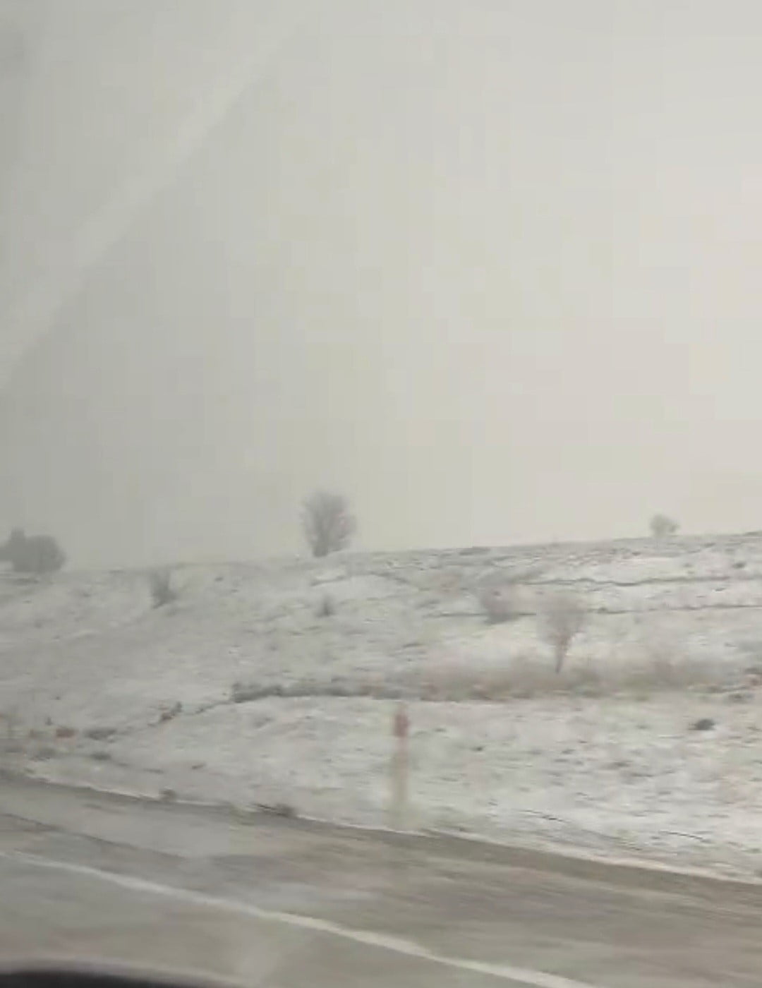 NİSAN’DA KAR SÜRPRİZİ: KÜTAHYA-ALTINTAŞ ARASI BEYAZA BÜRÜNDÜ