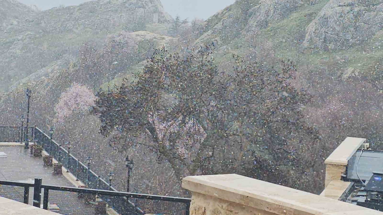 NİSAN’DA KAR SÜRPRİZİ: TARİHİ HARPUT’A LAPA LAPA KAR YAĞMAYA BAŞLADI