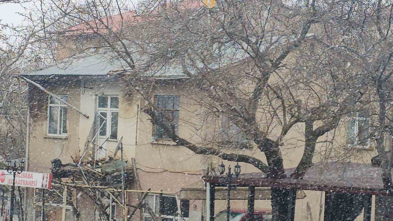 NİSAN’DA KAR SÜRPRİZİ: TARİHİ HARPUT’A LAPA LAPA KAR YAĞMAYA BAŞLADI