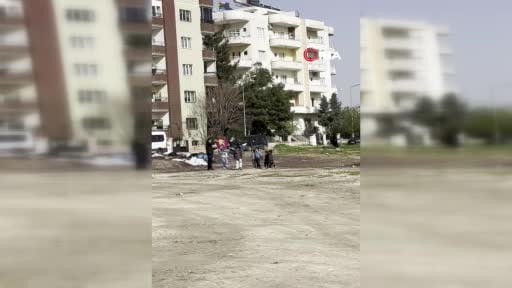 Nusaybin'de çocukların uçurtma sevincine polis ağabeyleri de ortak oldu