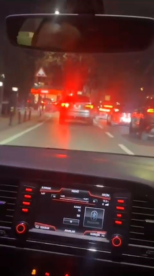 O ANLAR ÇEVREDE BULUNAN VATANDAŞLAR TARAFINDAN CEP TELEFONU KAMERASIYLA KAYDEDİLDİ.