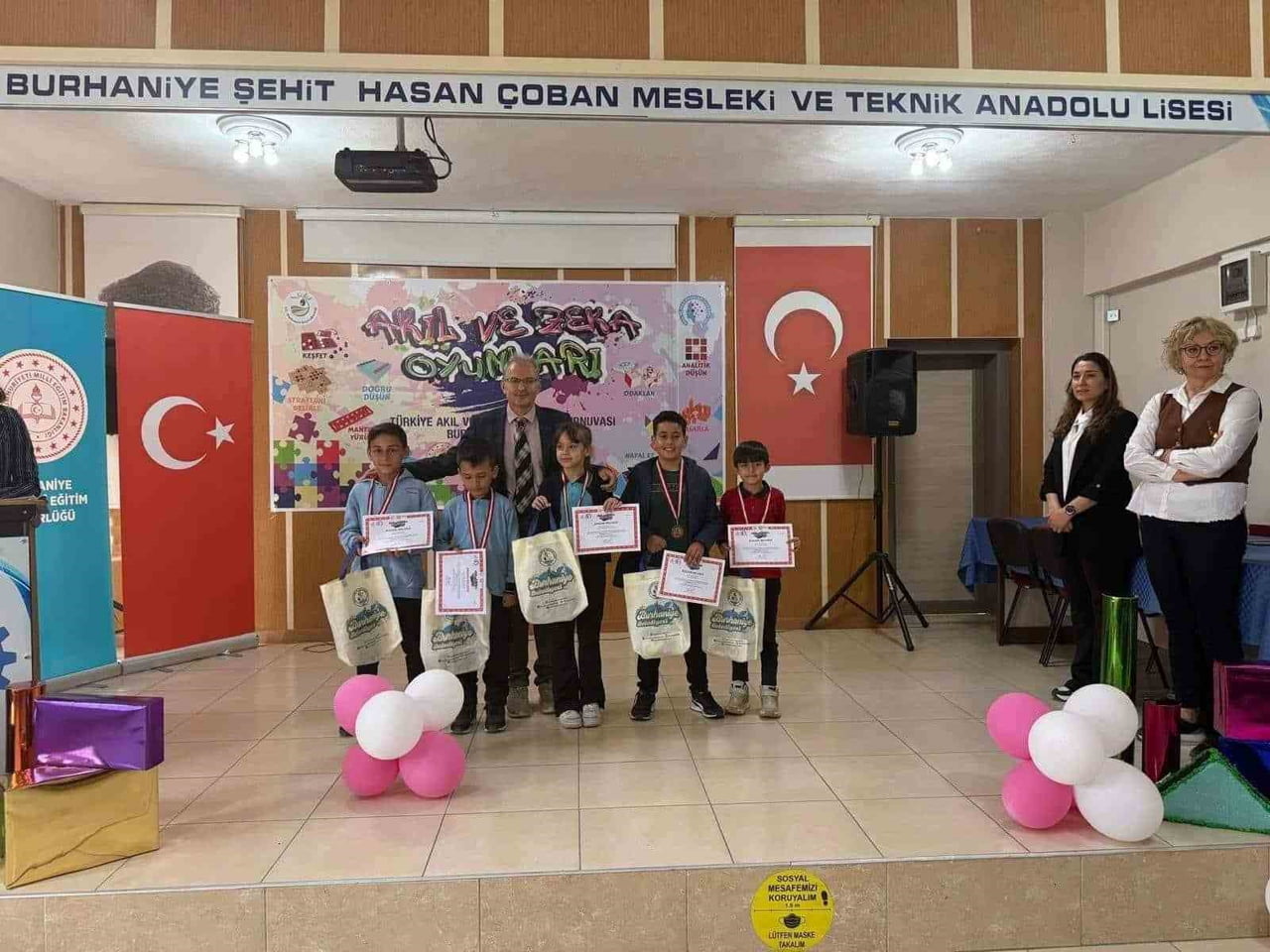 ÖDÜL TÖRENİNE KATILANLAR