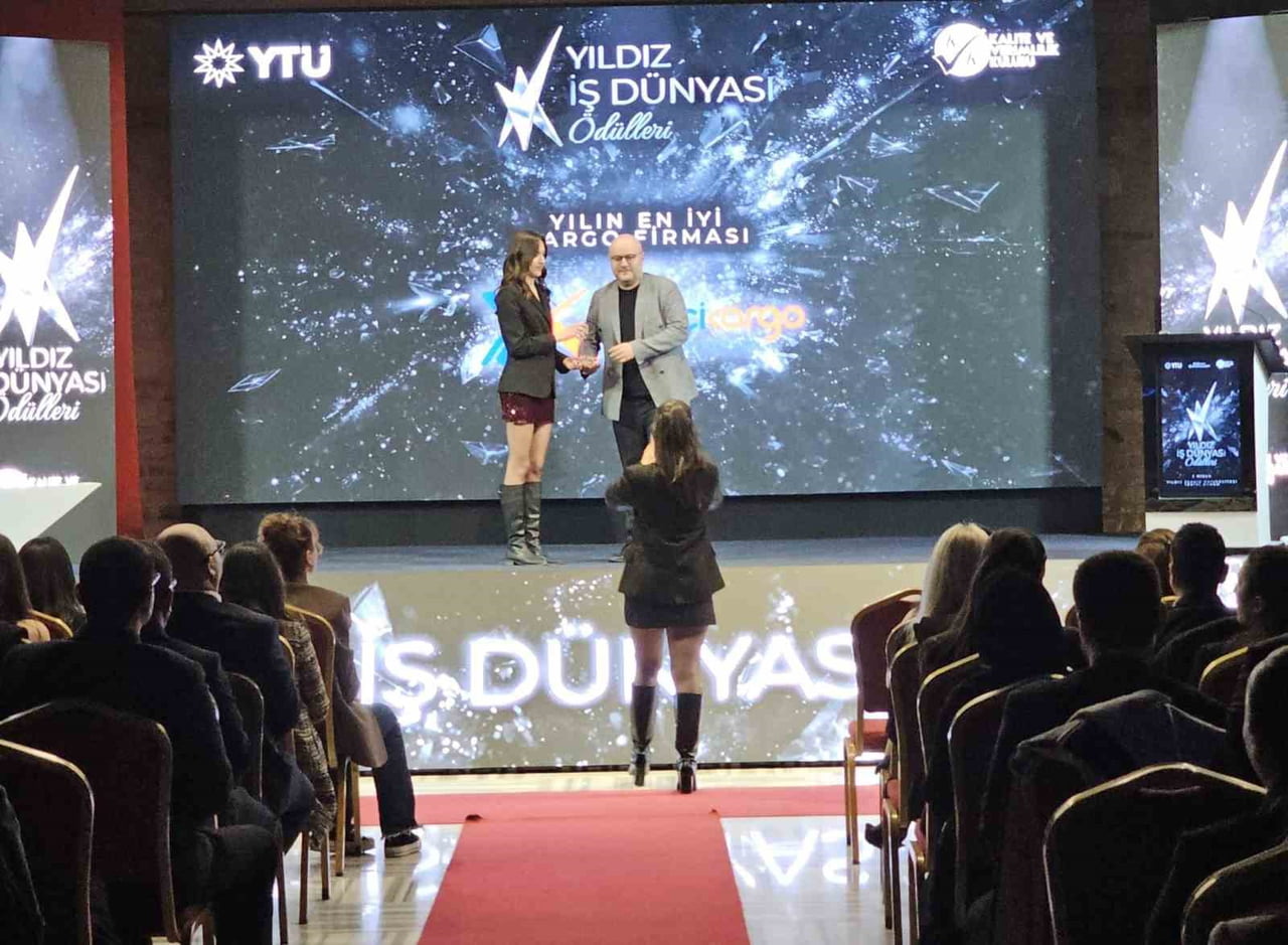 ÖDÜLÜ 18 BİN KİŞİLİK YURTİÇİ KARGO AİLESİ ADINA ÜRÜN MARKA VE MEDYA İLİŞKİLERİ GRUP MÜDÜRÜ SEZGİN...