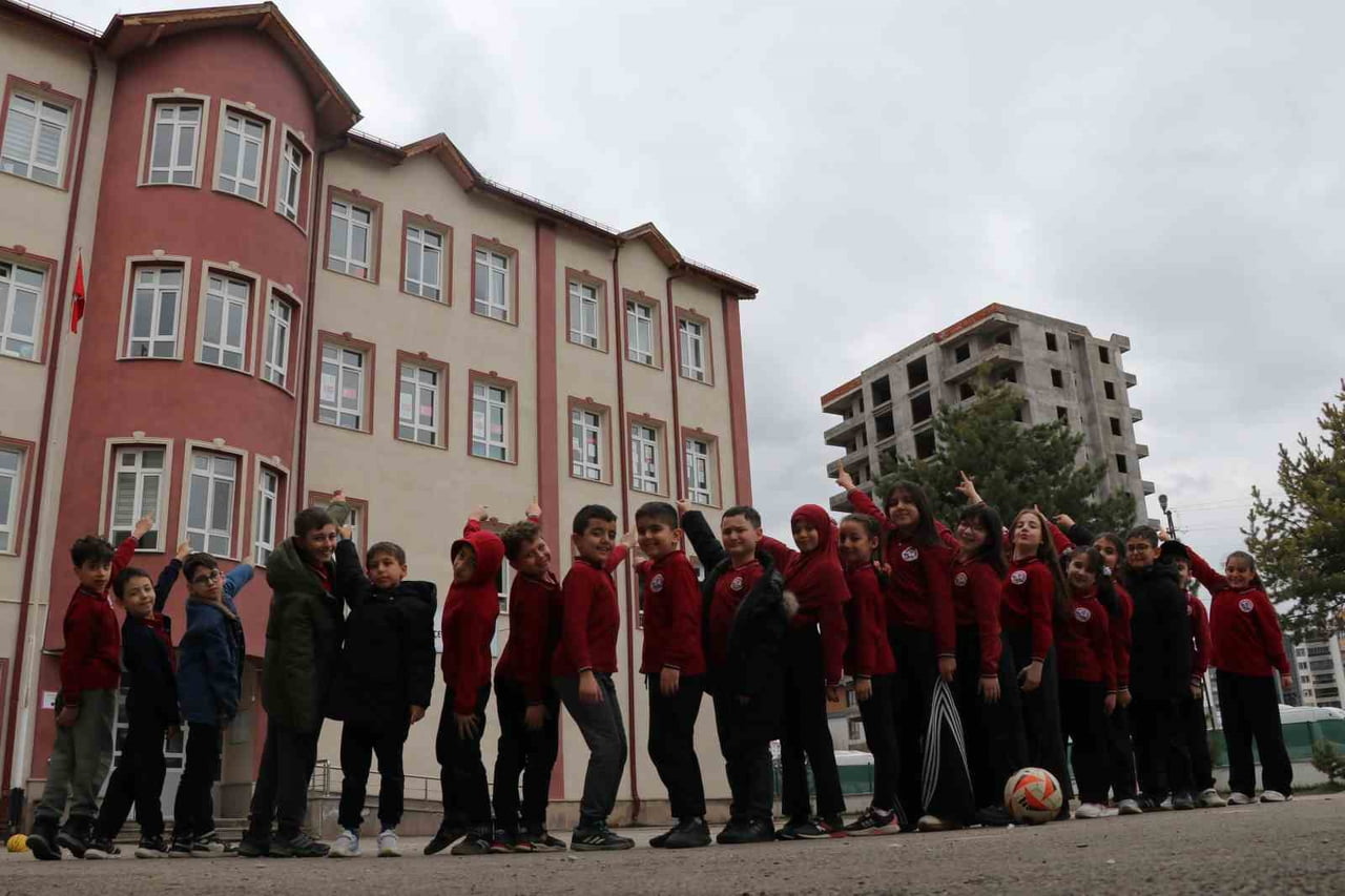 ÖĞRENCİLER, BAHARIN HABERCİSİ MİSAFİRLERİNİ HASRETLE BEKLEMEYE BAŞLADI.