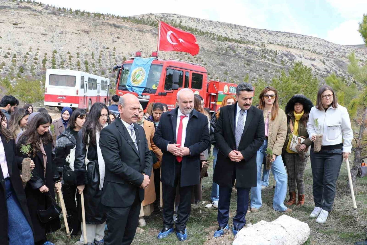 ÖĞRETMEN ADAYLARI FİDANLARI TOPRAKLA BULUŞTURDU