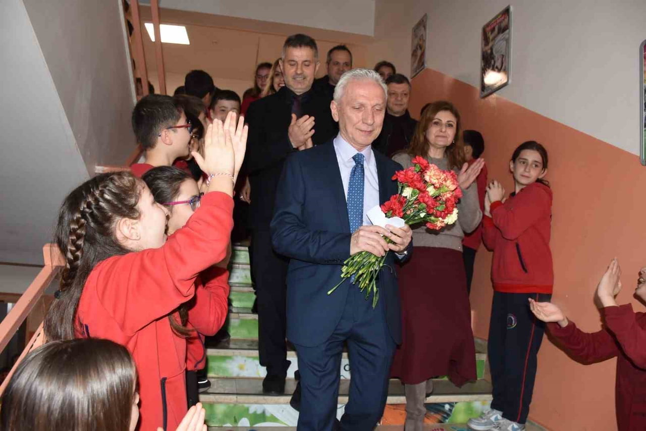 OKUL KORİDORUNDA ÖĞRENCİLERİN UĞURLAMASI