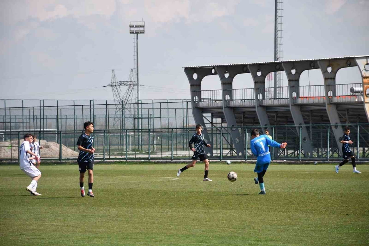 OKUL SPORLARI YILDIZLAR FUTBOL YARI FİNAL MÜSABAKALARI, KOCATEPE SPOR KOMPLEKSİ ATLETİZM PİSTİNDE...