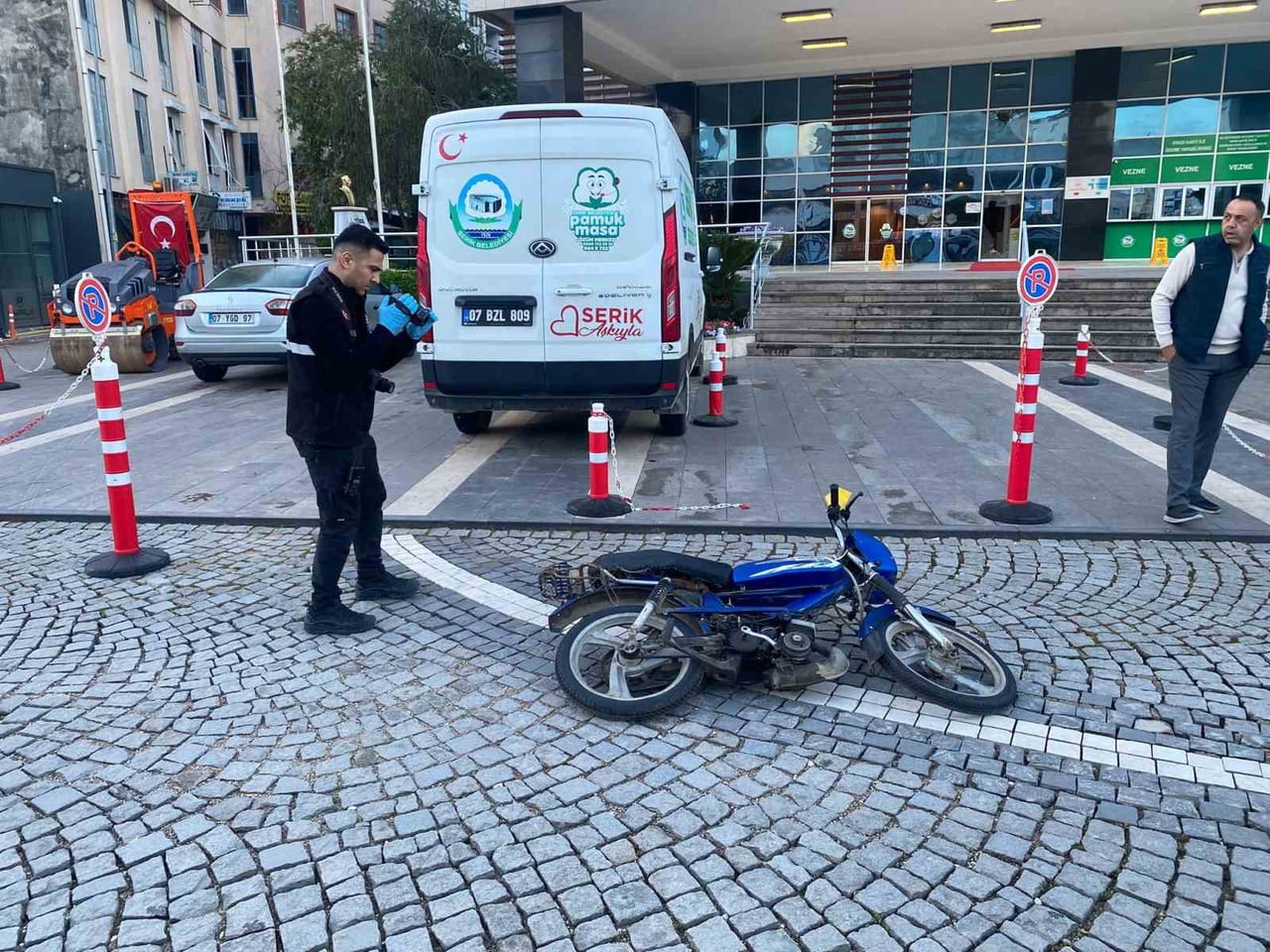 OLAY SONRASI MOTOSİKLETİNİ OLAY YERİNDE BIRAKARAK ORADAN UZAKLAŞAN ŞAHIS, POLİS EKİPLERİ...