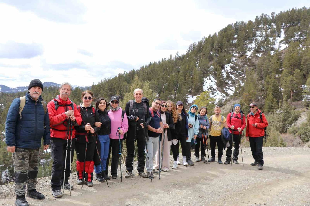 OLTU İLÇESİNDE DOĞASEVERLER, BAHARIN GELİŞİYLE BİRLİKTE DÜZENLENEN YÜRÜYÜŞ ETKİNLİĞİNDE BİR ARAYA...