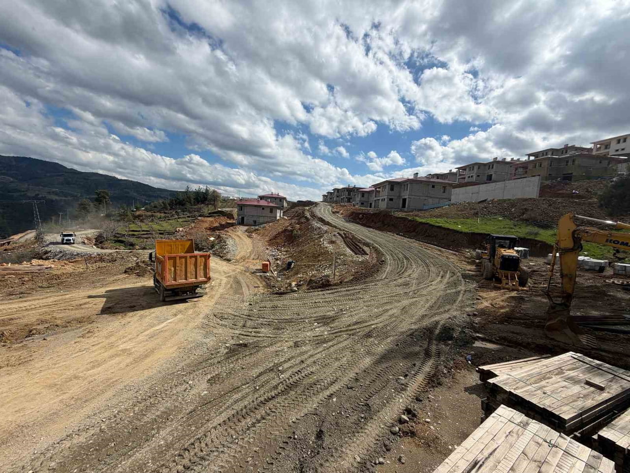 ONİKİŞUBAT BELEDİYESİ, İLÇENİN DÖRT BİR YANINDA SÜRDÜRDÜĞÜ HİZMET SEFERBERLİĞİ KAPSAMINDA KIRSAL...