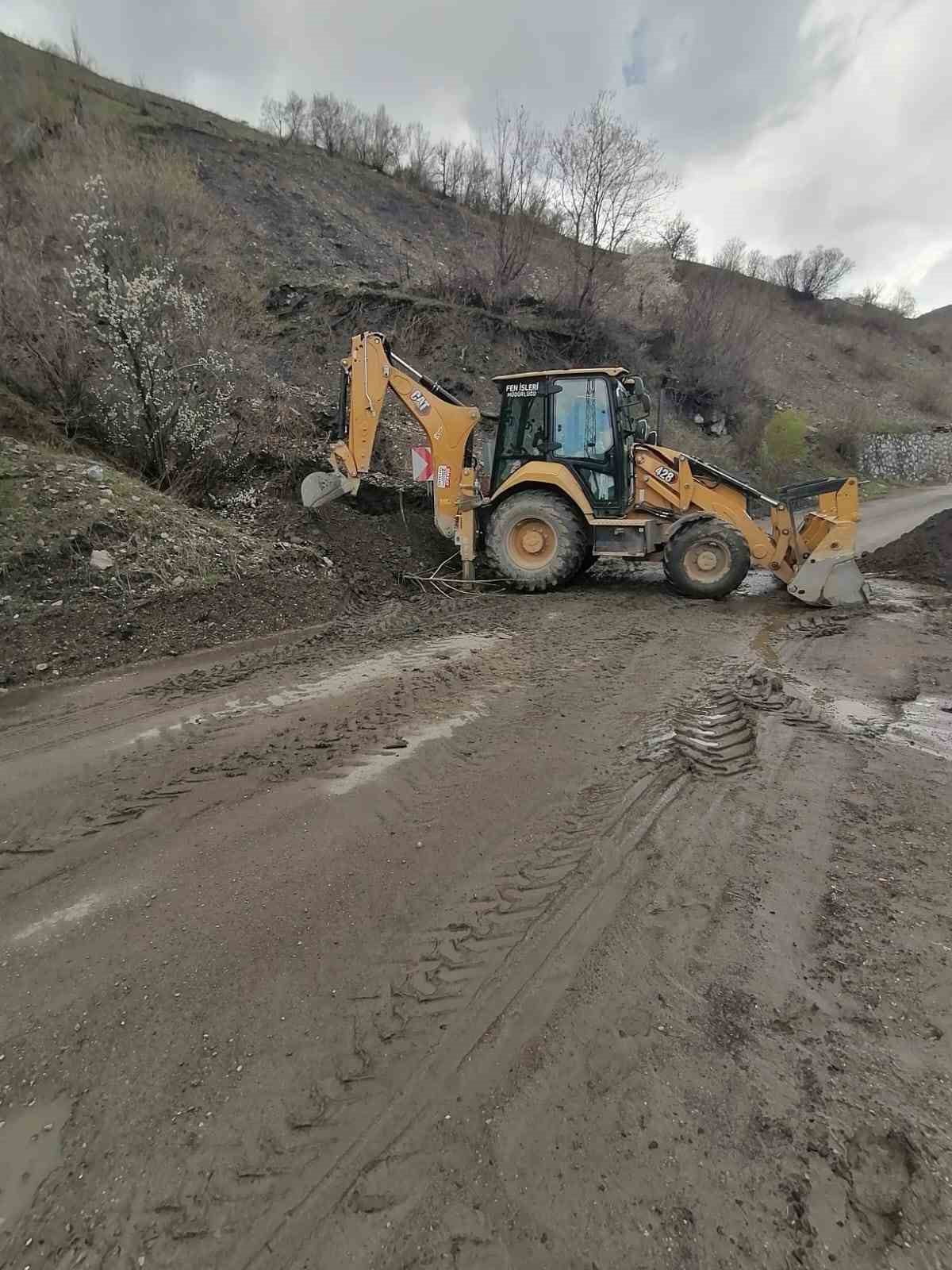 ONİKİŞUBAT BELEDİYESİ, İLÇENİN DÖRT BİR YANINDA SÜRDÜRDÜĞÜ HİZMET SEFERBERLİĞİ KAPSAMINDA KIRSAL...