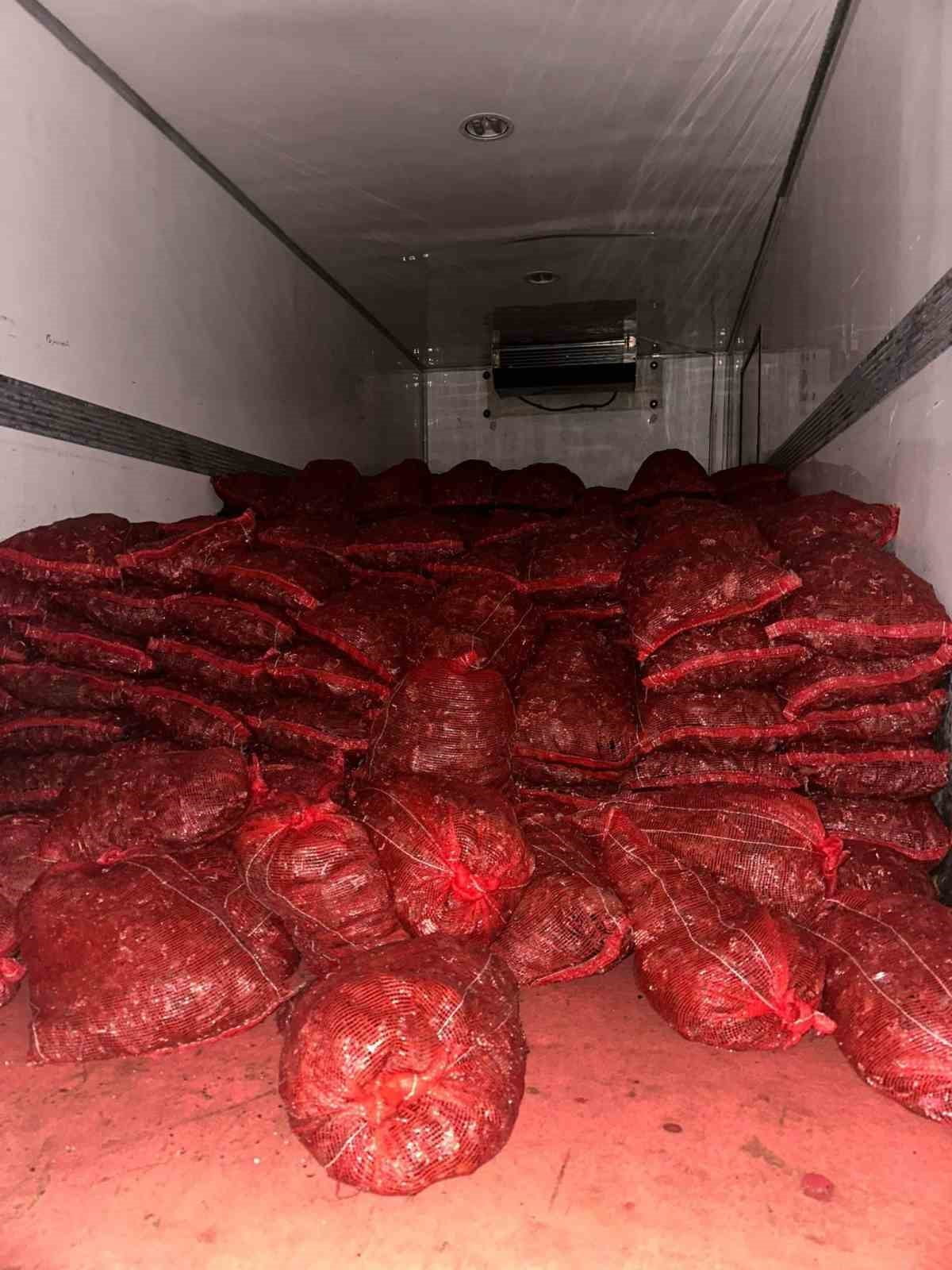 OPERASYONDA, HALK SAĞLIĞINI TEHDİT EDEN 10 TON KAÇAK MİDYE ELE GEÇİRİLDİ.