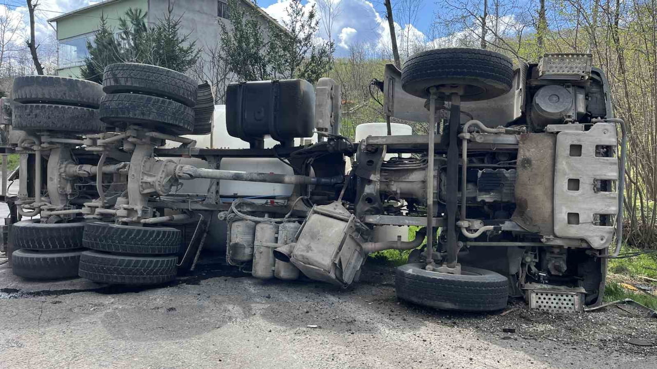 ORDU'NUN KUMRU İLÇESİNDE, BELEDİYEYE AİT BETON MİKSERİNİN KONTROLDEN ÇIKARAK DEVRİLMESİ SONUCU...