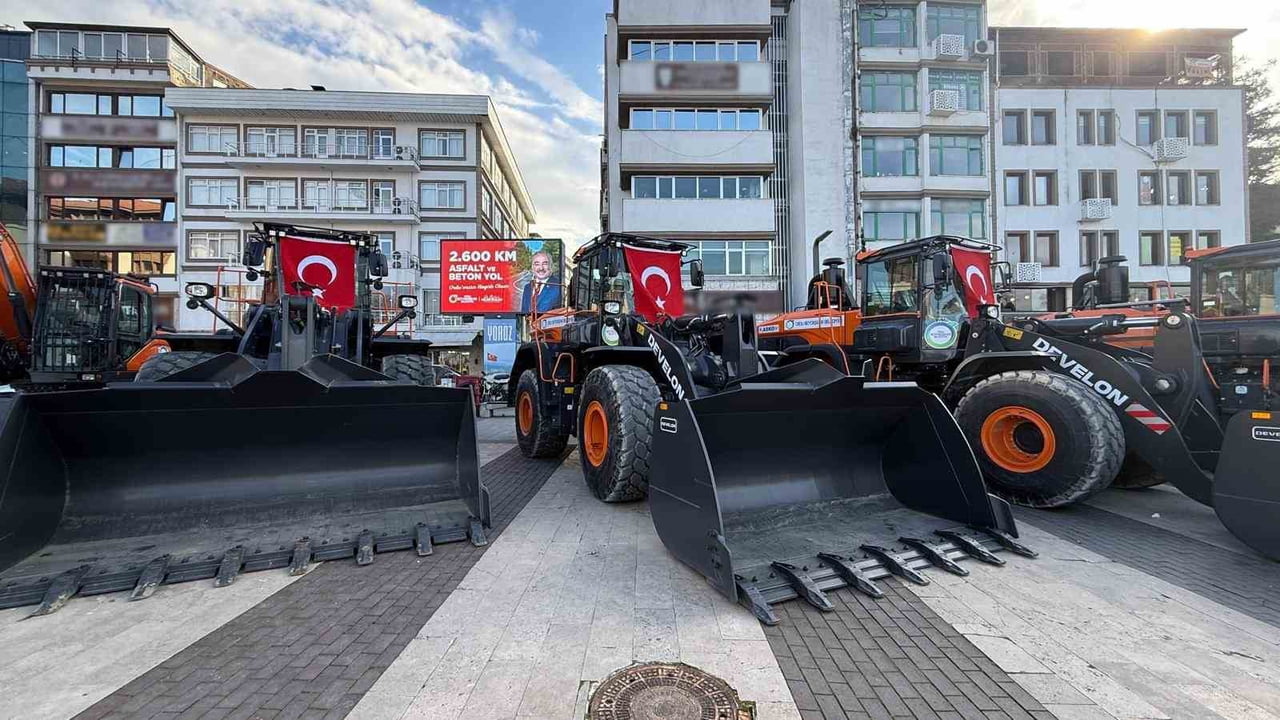 ORDU BÜYÜKŞEHİR BELEDİYESİ, HİZMET KAPASİTESİNİ ARTIRMAK AMACIYLA 5 YENİ AĞIR İŞ MAKİNESİNİ DAHA...
