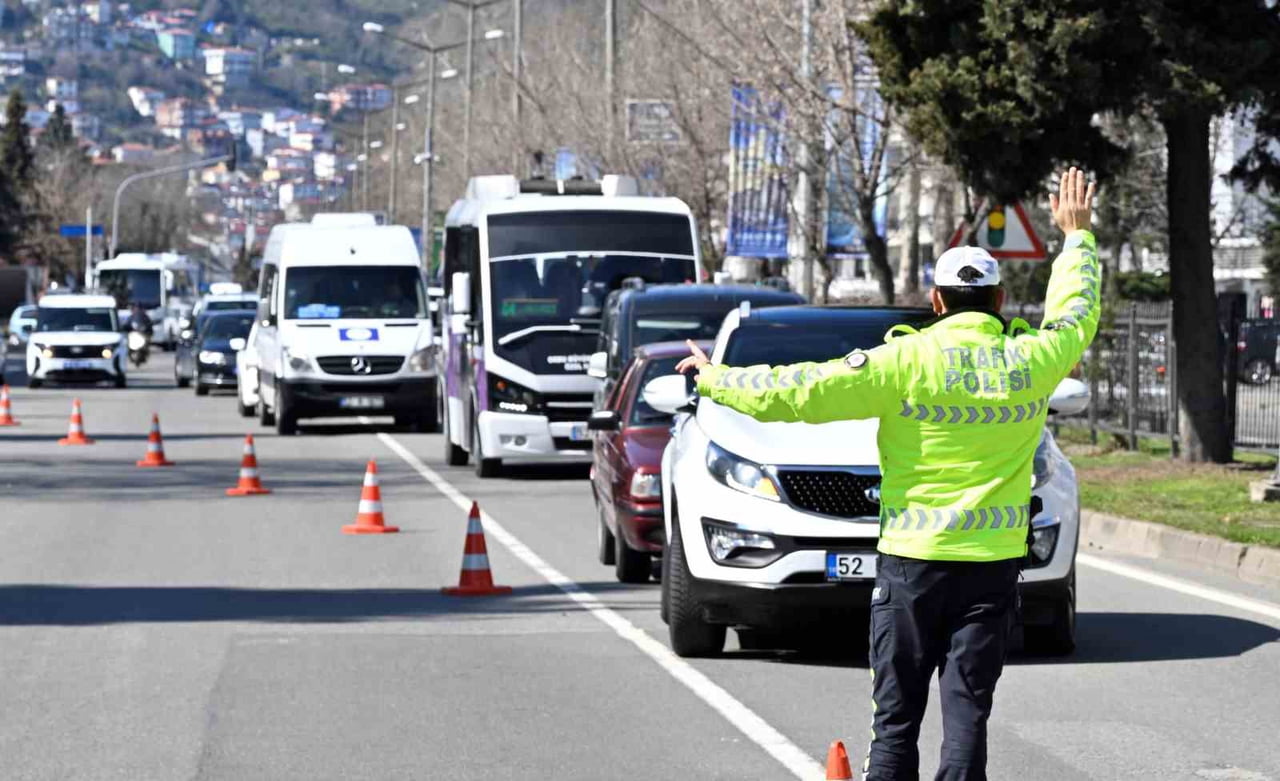 ORDU’DA POLİS EKİPLERİ TARAFINDAN TRAFİK KAZALARINI AZALTMAYA YÖNELİK YAPILAN DENETİMLERDE, SON...