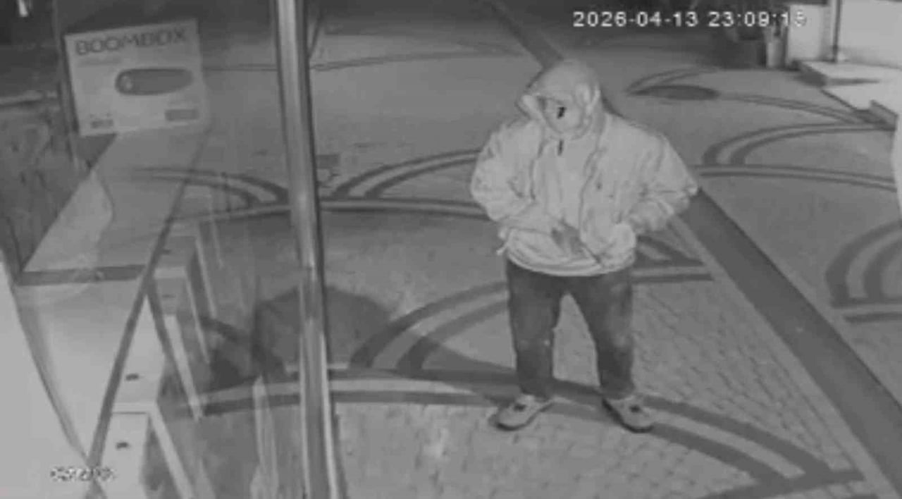 ORDU’NUN ÜNYE İLÇESİNDE GECE YARISI TELEFON DÜKKANINI GÖZÜNE KESTİREN HIRSIZ, TAŞLA VİTRİN CAMINI...