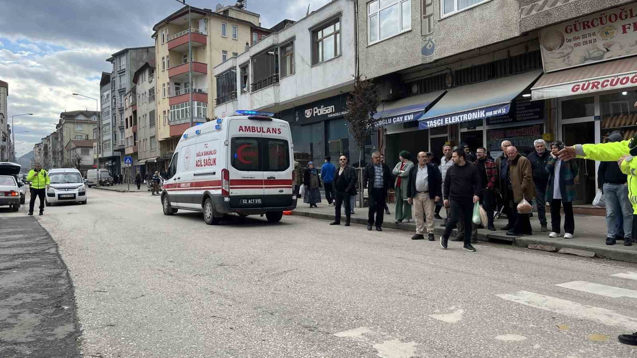 ORDU’NUN ÜNYE İLÇESİNDE YOLUN KARŞISINA GEÇMEYE ÇALIŞAN KADINA OTOMOBİL ÇARPTI. KAZA ANI ÇEVREDEKİ...