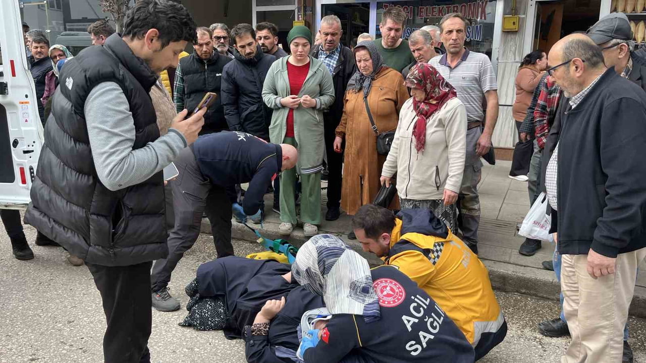 ORDU’NUN ÜNYE İLÇESİNDE YOLUN KARŞISINA GEÇMEYE ÇALIŞAN KADINA OTOMOBİL ÇARPTI. KAZA ANI ÇEVREDEKİ...