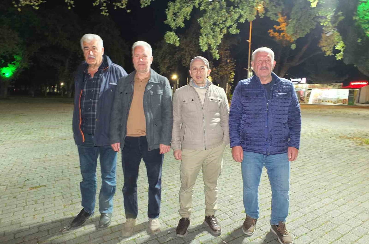 ÖREN MEYDANINDA ARKADAŞLAR