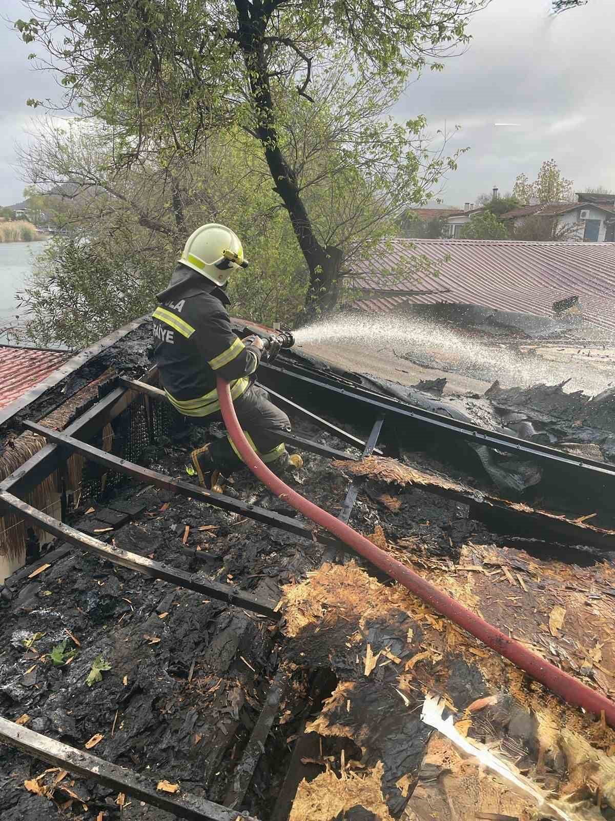 ORTACA DALYAN’DA ÇATI YANGINI