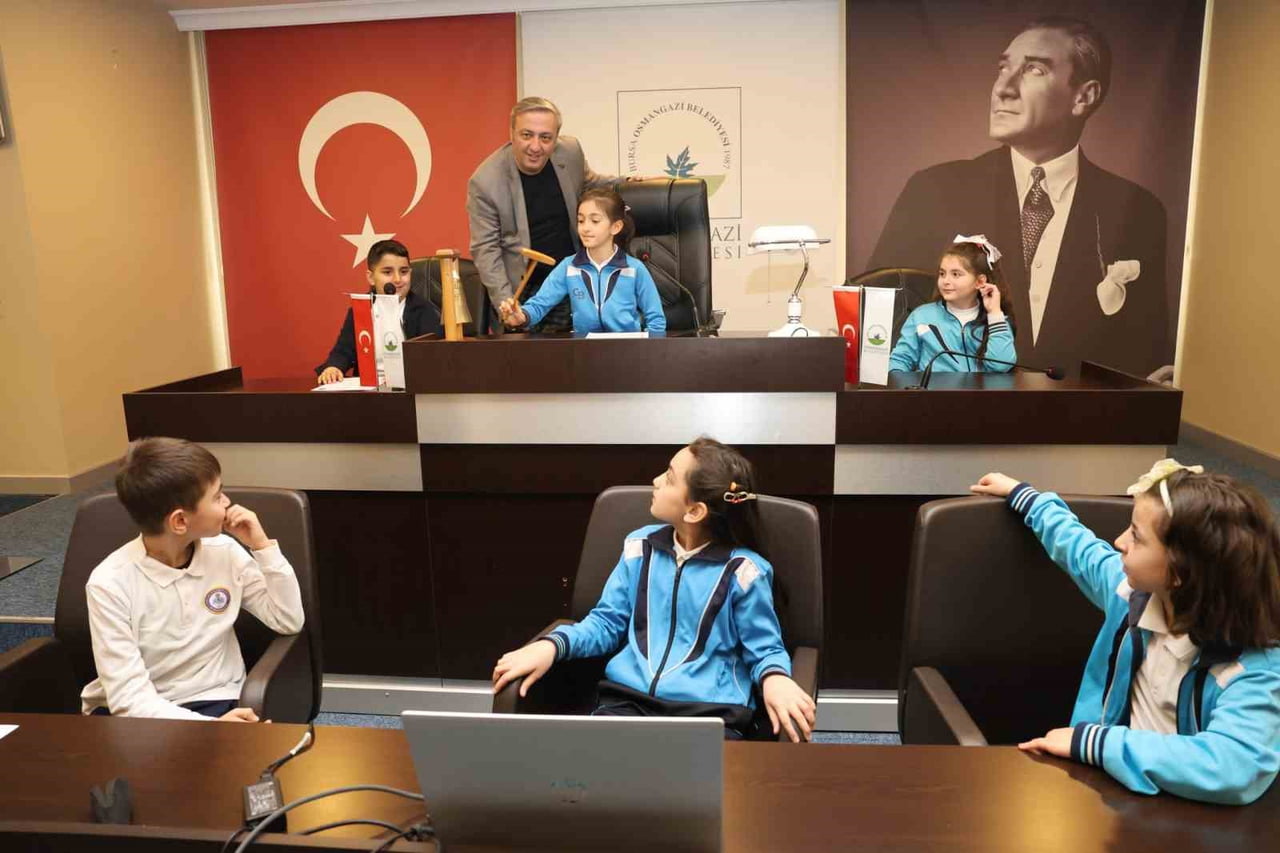 OSMANGAZİ BELEDİYESİ MECLİS SALONU’NDA AĞIRLANAN İLKÖĞRETİM ÖĞRENCİLERİ, ZİYARETÇİ MECLİSİ...