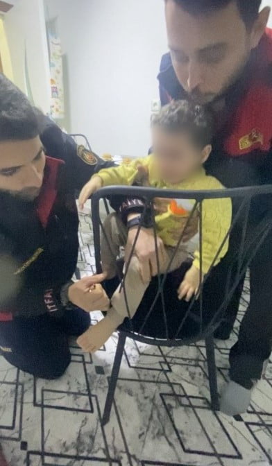 OSMANİYE'DE, EVDE OYNARKEN SANDALYENİN DEMİR BÖLÜMÜNE AYAĞI SIKIŞAN ÇOCUĞUN İMDADINA, İTFAİYEDE...