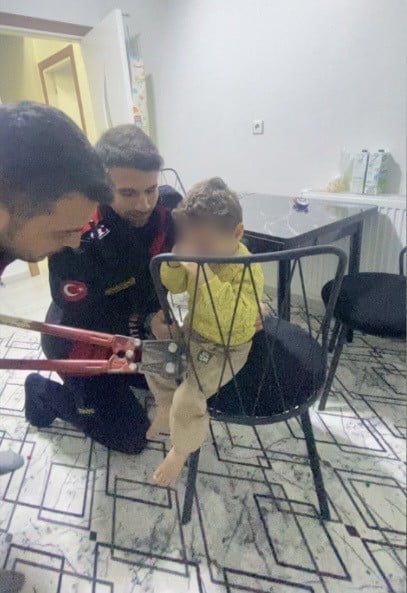 OSMANİYE'DE, EVDE OYNARKEN SANDALYENİN DEMİR BÖLÜMÜNE AYAĞI SIKIŞAN ÇOCUĞUN İMDADINA, İTFAİYEDE...