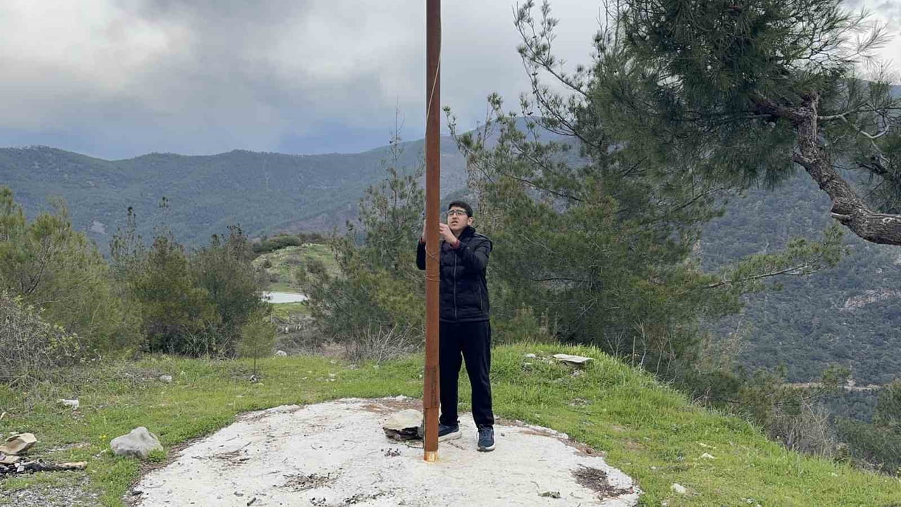 OSMANİYE'DE LİSE ÖĞRENCİSİ MEHMET EFE AKTAŞ, YAYLADA YIPRANMIŞ HALDE BULUNAN TÜRK BAYRAĞINI FARK...