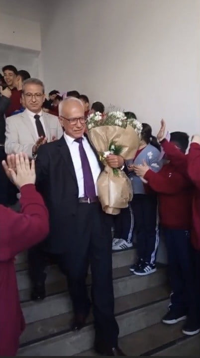 OSMANİYE’DE 43 YILLIK FEN BİLGİSİ ÖĞRETMENİ MUSTAFA ÇELEBİ, ÖĞRENCİLERİNİN ALKIŞLARI EŞLİĞİNDE...