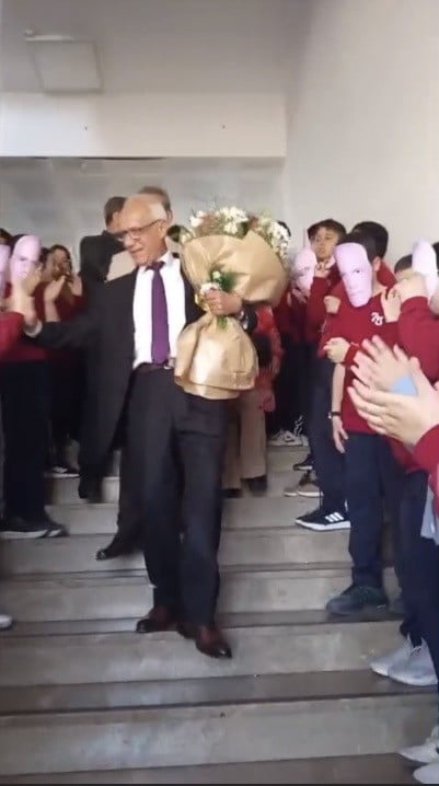 OSMANİYE’DE 43 YILLIK FEN BİLGİSİ ÖĞRETMENİ MUSTAFA ÇELEBİ, ÖĞRENCİLERİNİN ALKIŞLARI EŞLİĞİNDE...