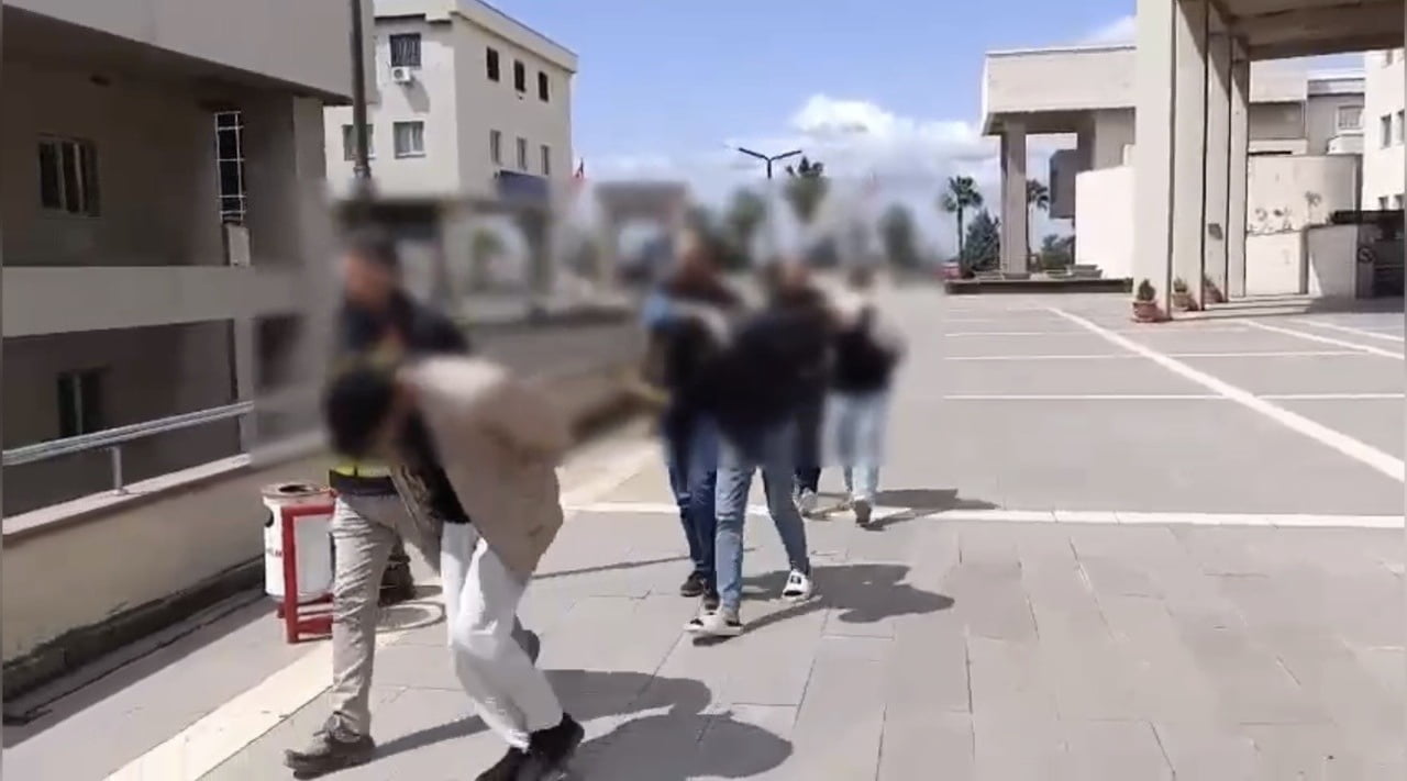 OSMANİYE’DE KENDİLERİNİ POLİS OLARAK TANITARAK BİR VATANDAŞI DOLANDIRAN 3 ŞÜPHELİ, POLİS...