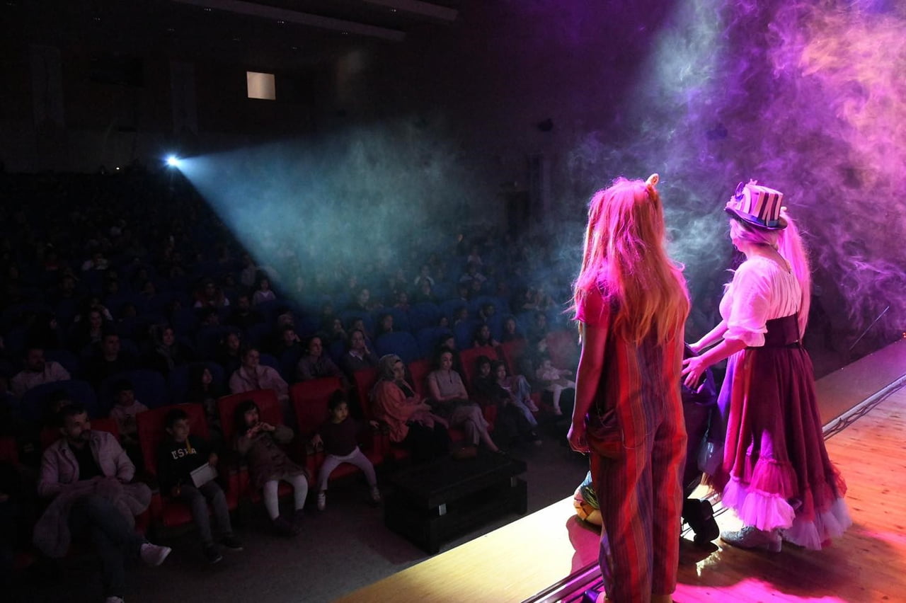 OSMANİYE’DE MERSİN DEVLET OPERA VE BALESİ TARAFINDAN SAHNELENEN "ÇÖPLÜK KRALI VE İCAT" ÇOCUK...