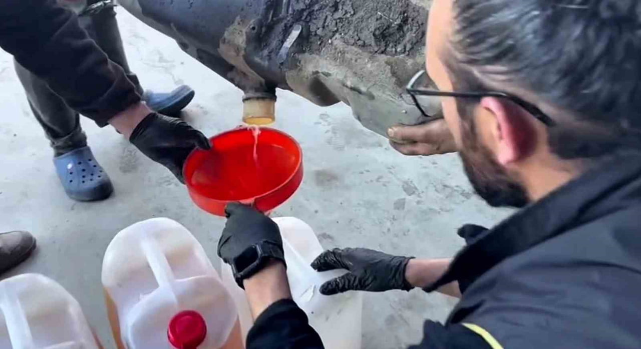 OSMANİYE’DE POLİS EKİPLERİNCE YABANCI PLAKALI BİR ARAÇTA YAPILAN ARAMADA, YAKIT DEPOSUNA GİZLENMİŞ...